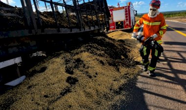 Bombeiros evitam risco de explosão durante incêndio em carreta carregada com milho na BR-158, em Ribeirão Cascalheira