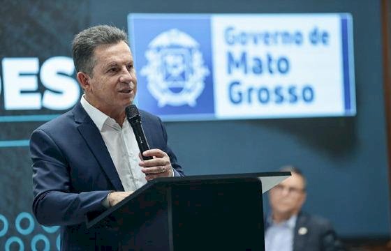 Governador sanciona lei que proíbe uso de celular em sala de aula pelos alunos em MT
