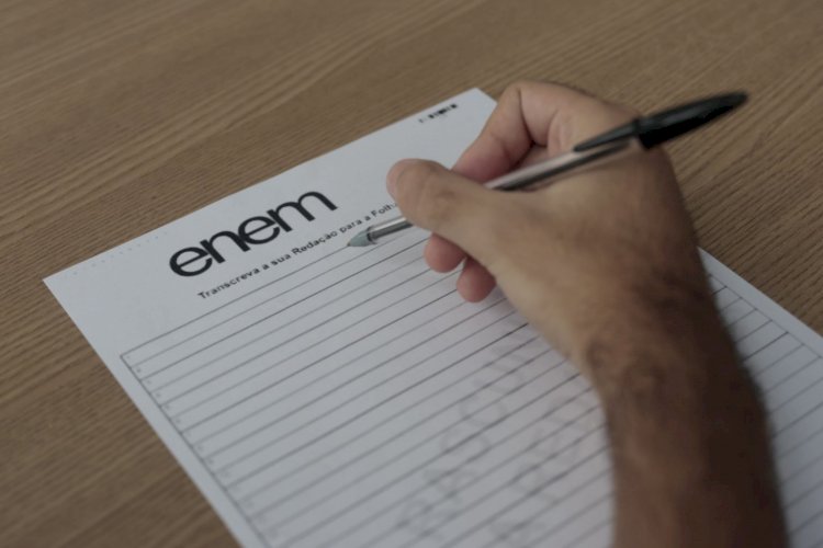 Estudantes com notas acima de 960 na redação do Enem podem concorrer a prêmio de R$ 5 mil
